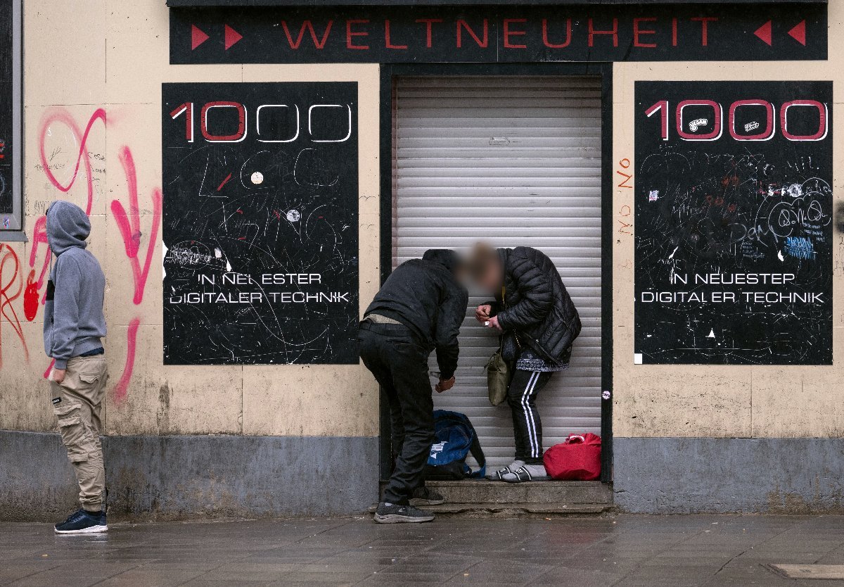 Drug users in a doorway in Frankfurt's Bahnhofsviertel. 