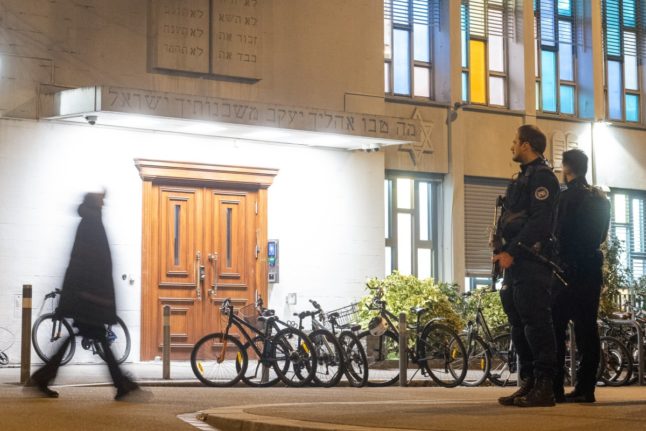 Swiss police arrest man for pouring petrol on synagogue