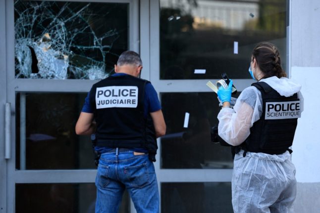 Explosion outside synagogue in southern France injures police officer