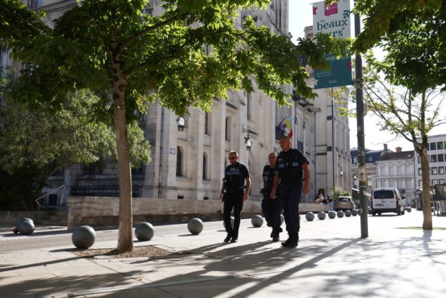 Police shoot man who set fire at French town hall