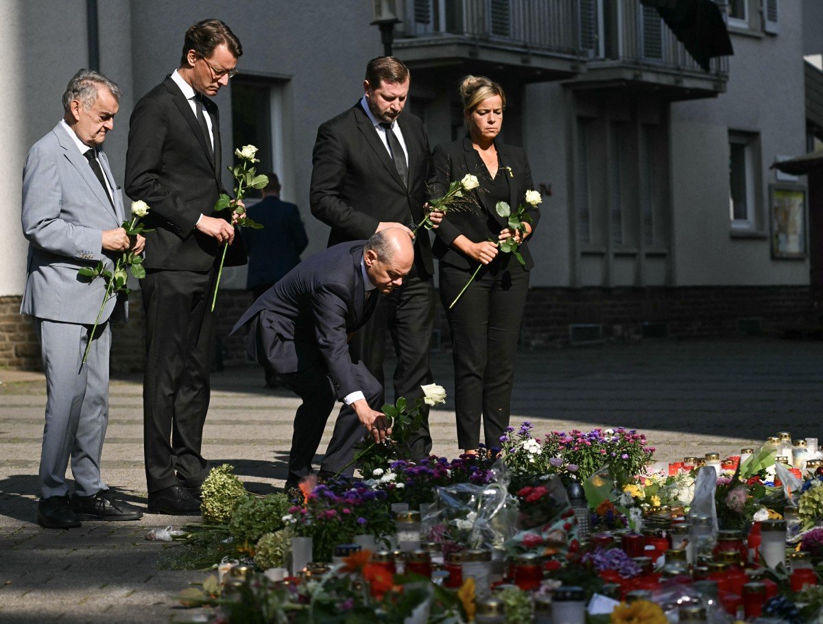 German Chancellor Olaf Scholz lays flowers in Solingen along with local leaders following the deadly rampage.