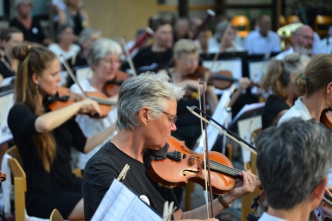 Lebenslaute violinists perform