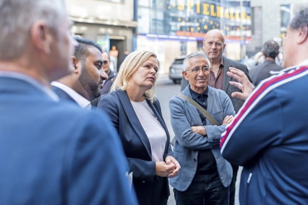 Frankfurt city councillor Gregor Amann in the background during a visit by Interior Minister Nancy Faeser to the Bahnhofsviertel. 