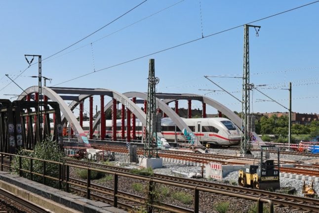 An ICE train travels over a railway bridge at a bridge construction site at the Veddel S-Bahn station in Hamburg.