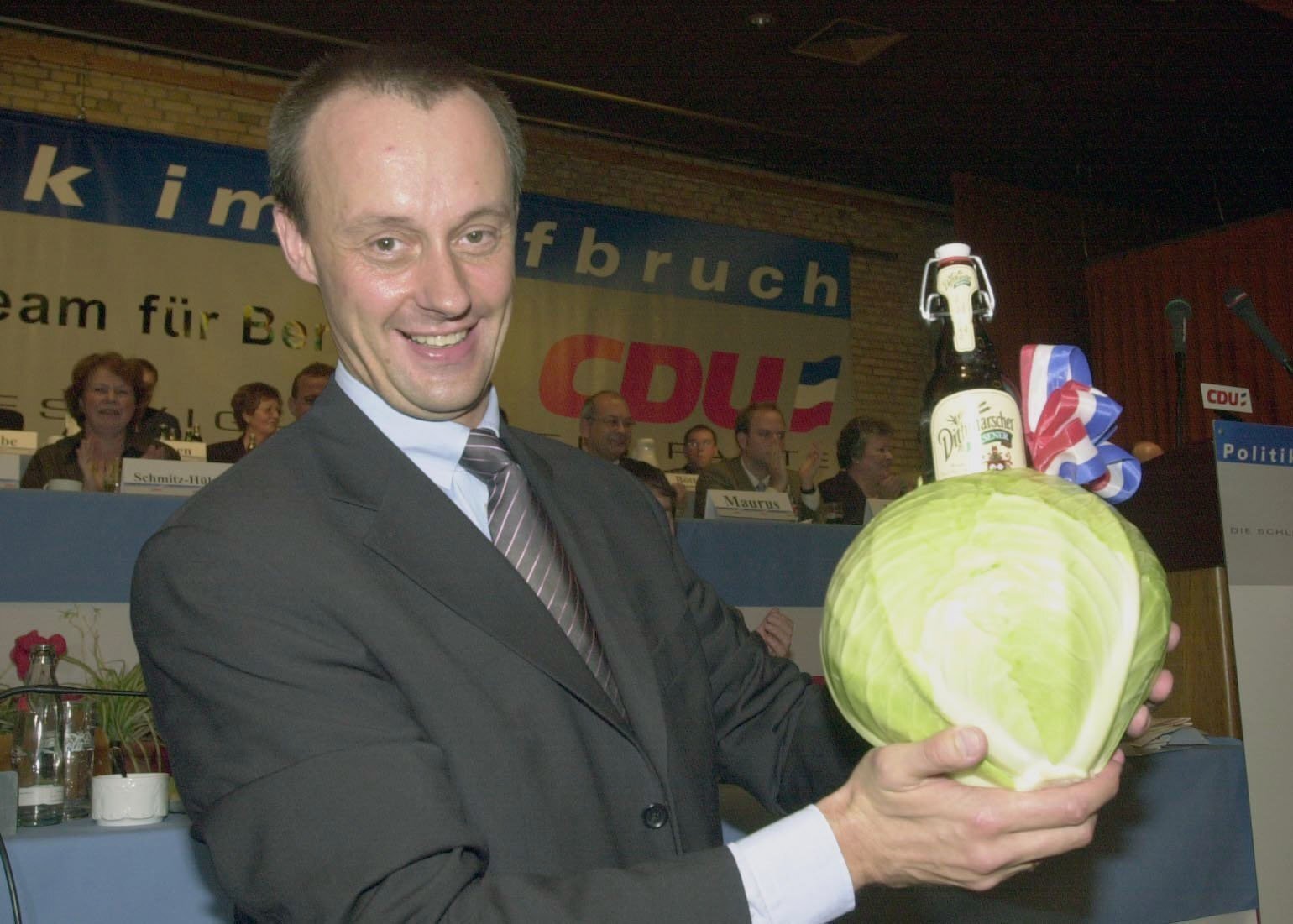 After a speech, Friedrich Merz receives a cabbage and a bottle of beer as a gift at the Schleswig-Holstein CDU state representative meeting in 2001.