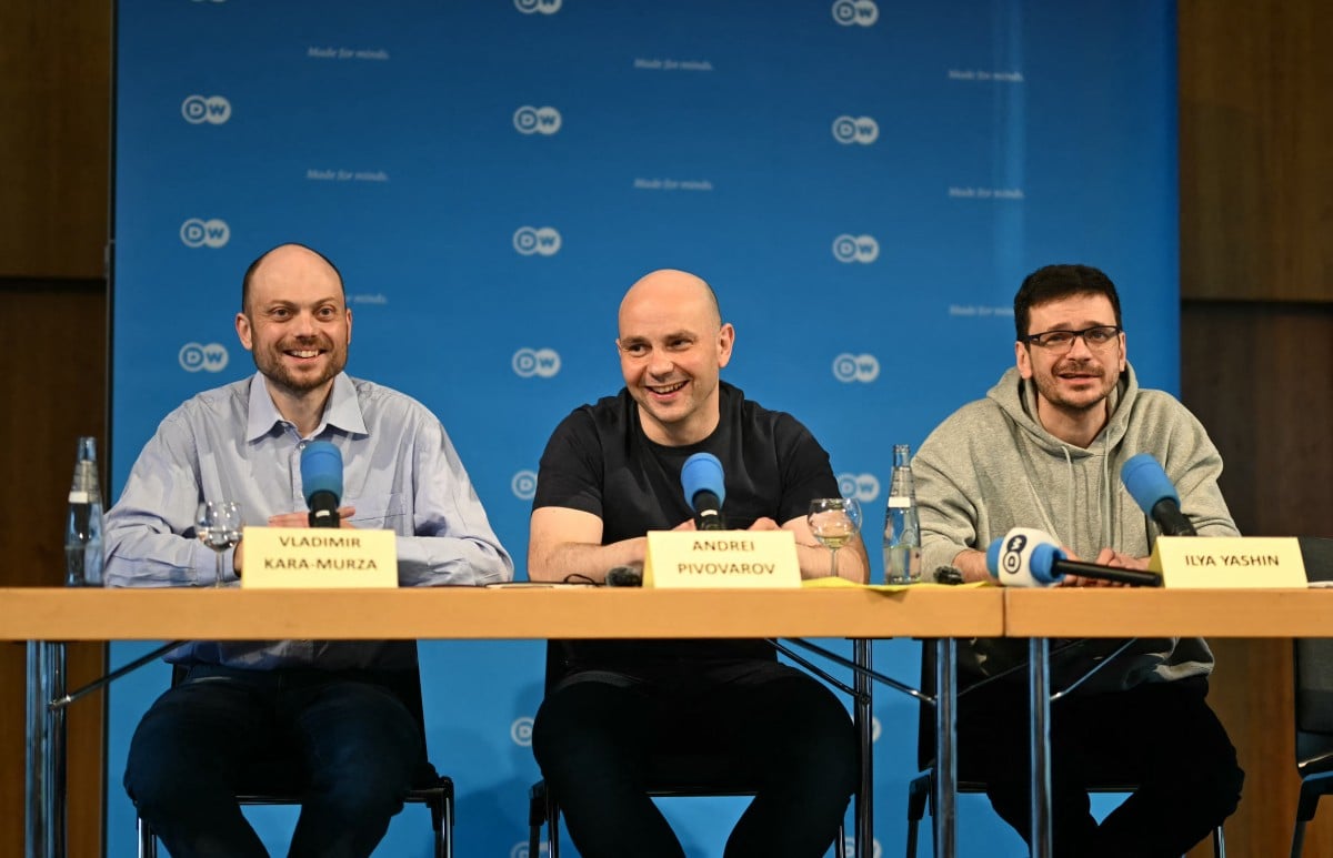  Russian journalist and activist Vladimir Kara-Murza, Russian activist Andrei Pivovarov and Russian opposition figure Ilya Yashin address a press conference on August 2, 2024 in Bonn, western Germany, one day after they were released from Russia as political prisoners in one of the biggest prisoner swaps between Russia and the West since the end of the Cold War. 