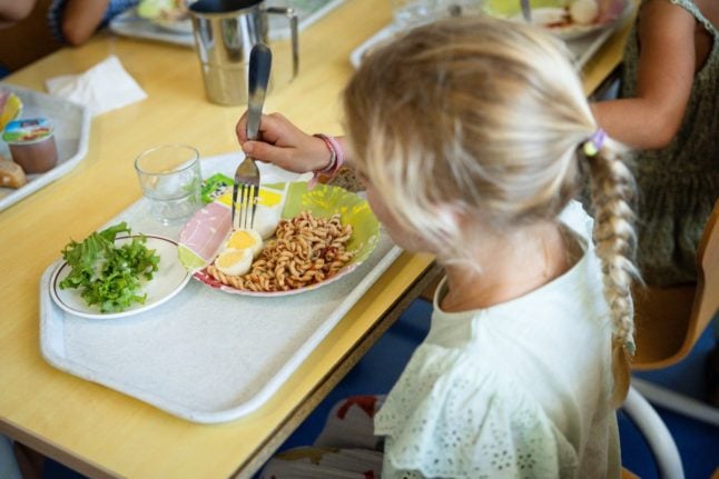 Fruit, chocolate and meals at the table: What French doctors say children should eat