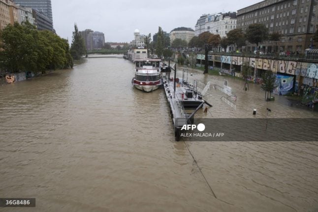 Do workers in Austria have the right to stay at home amid floods crisis?