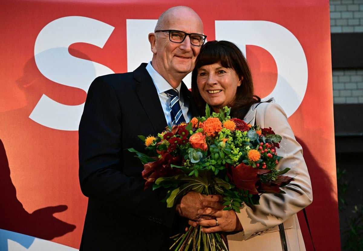 Brandenburg's State Premier and SPD top candidate in the regional elections in Brandenburg, Dietmar Woidke, and his wife Susanne react after the publication of the exit polls at the election party venue of the SPD in Potsdam.