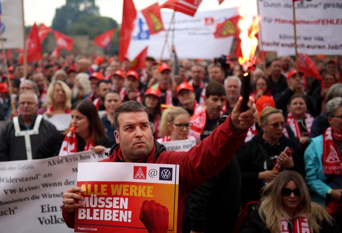 German union vows ‘bitter resistance’ as Volkswagen talks begin