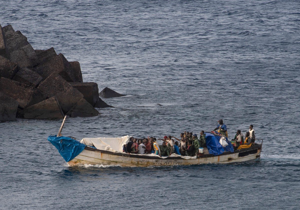 Se reanuda la búsqueda de 48 inmigrantes desaparecidos frente a las Islas Canarias españolas