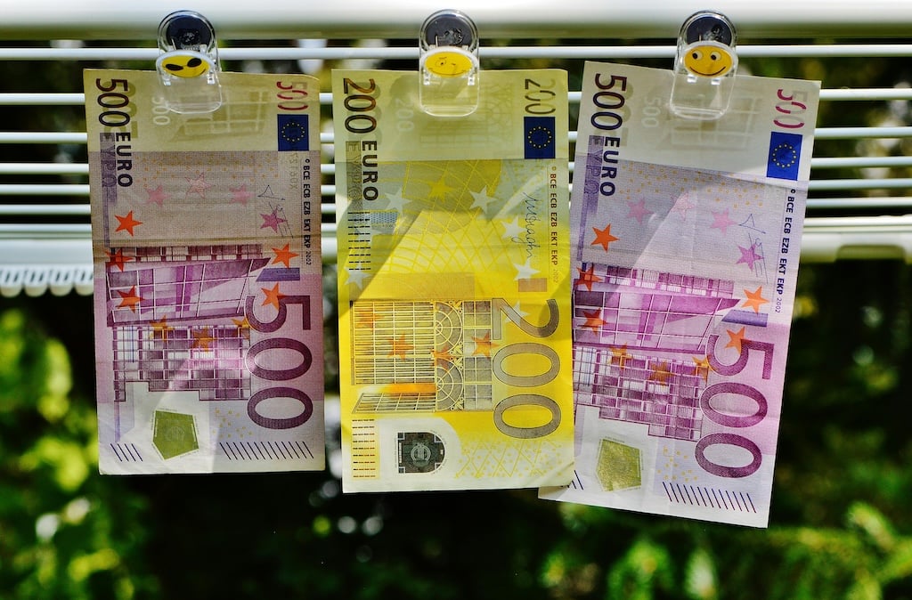 Can you use €100, €200 or €500 banknotes in Spain?