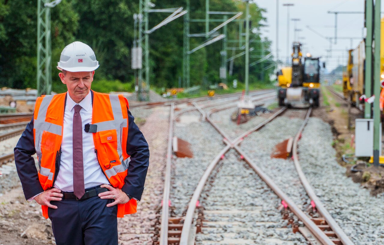 Transport Minister Volker Wissing visits a rail construction site in Hesse. 