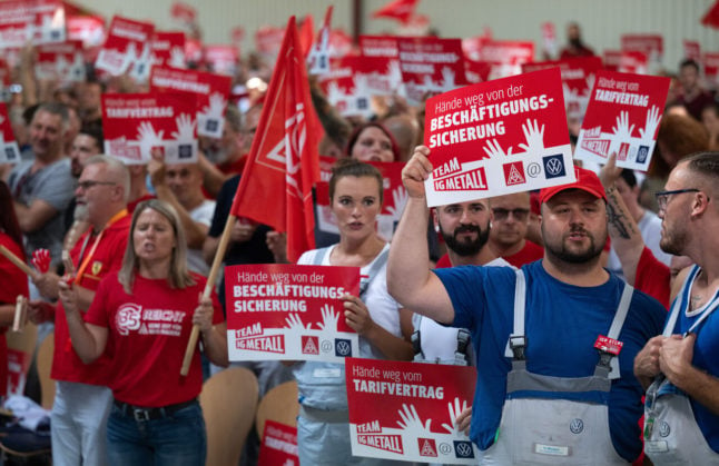 Shortly before the start of the works meeting on September 5th, the workforce at the Volkswagen plant in Zwickau, Germany, protested loudly against the board's austerity plans.