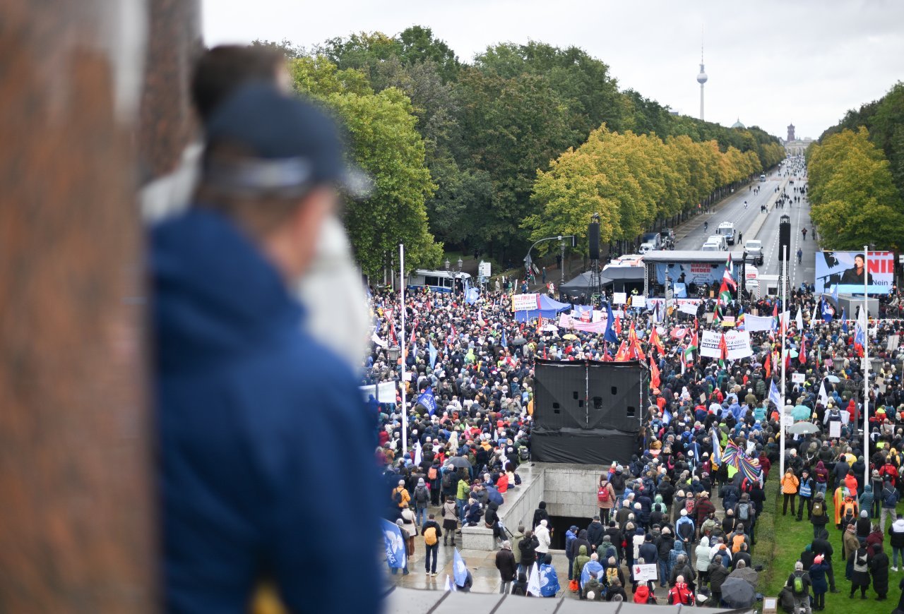 Thousands march in Berlin to call for end to Ukraine war support