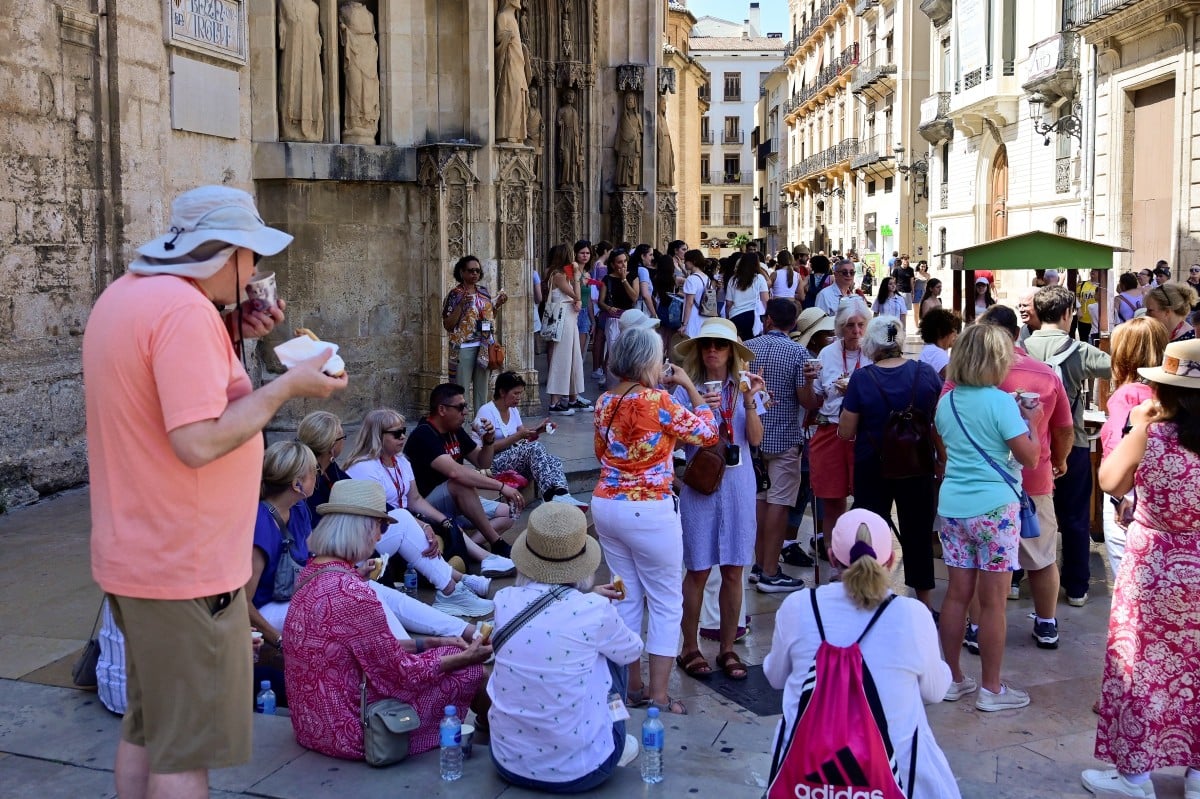 El número récord de visitantes de verano en España confirma los temores de los locales sobre el exceso de turismo