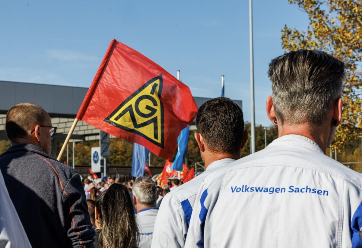 Biggest German trade union calls warning strike over pay