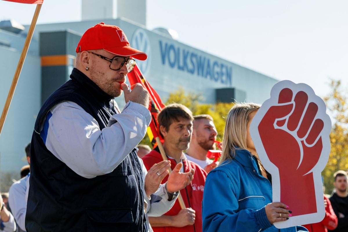 Germany’s Volkswagen demands 10-percent wage cut in union talks