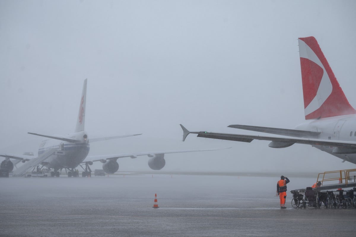 BREAKING: Barcelona's airport flooded as heavy rain persists in Spain