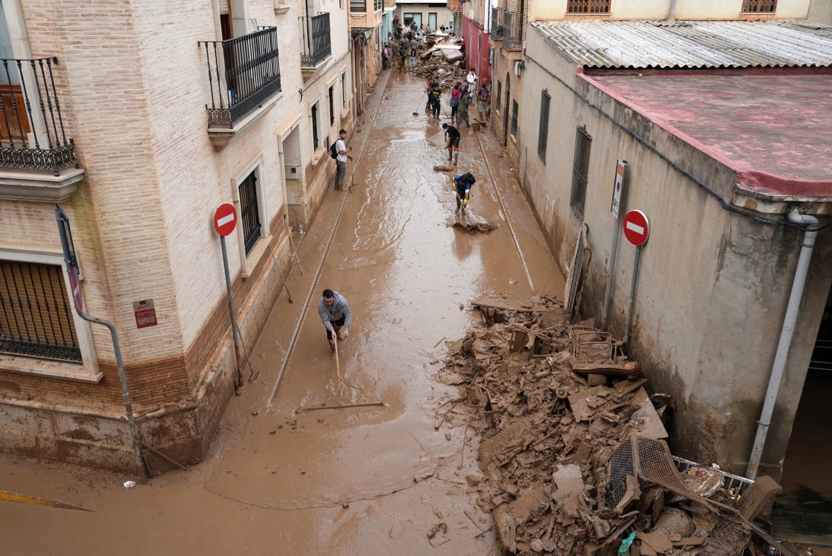 Reeking mud sparks health fears in Spain flood epicentre