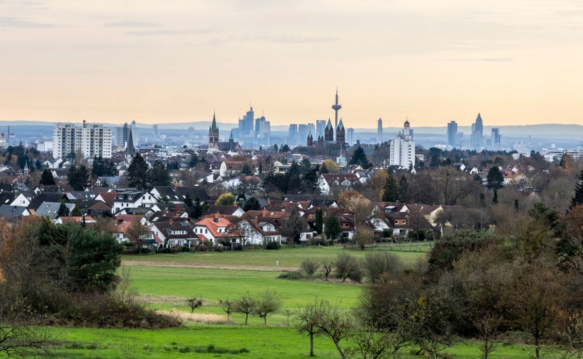 Which German cities have the longest waiting times for citizenship?