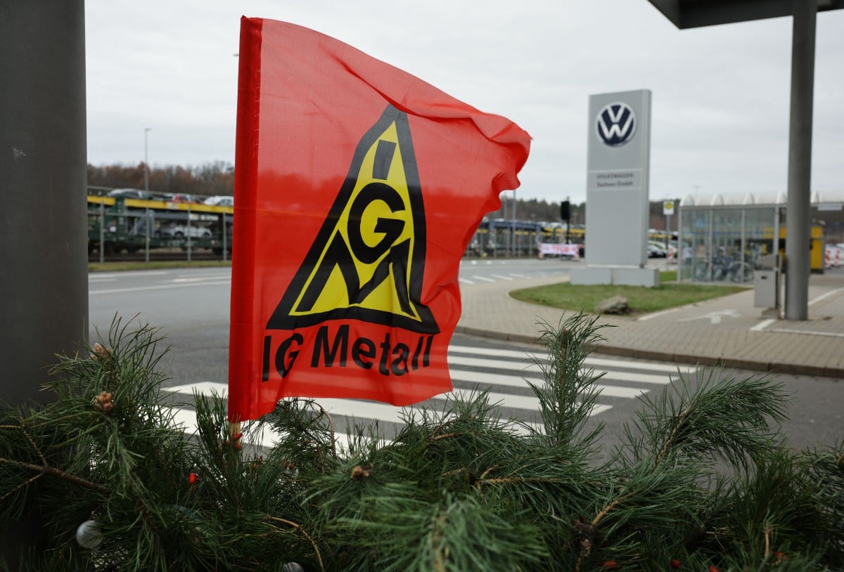 Volkswagen workers across Germany stage warning strike