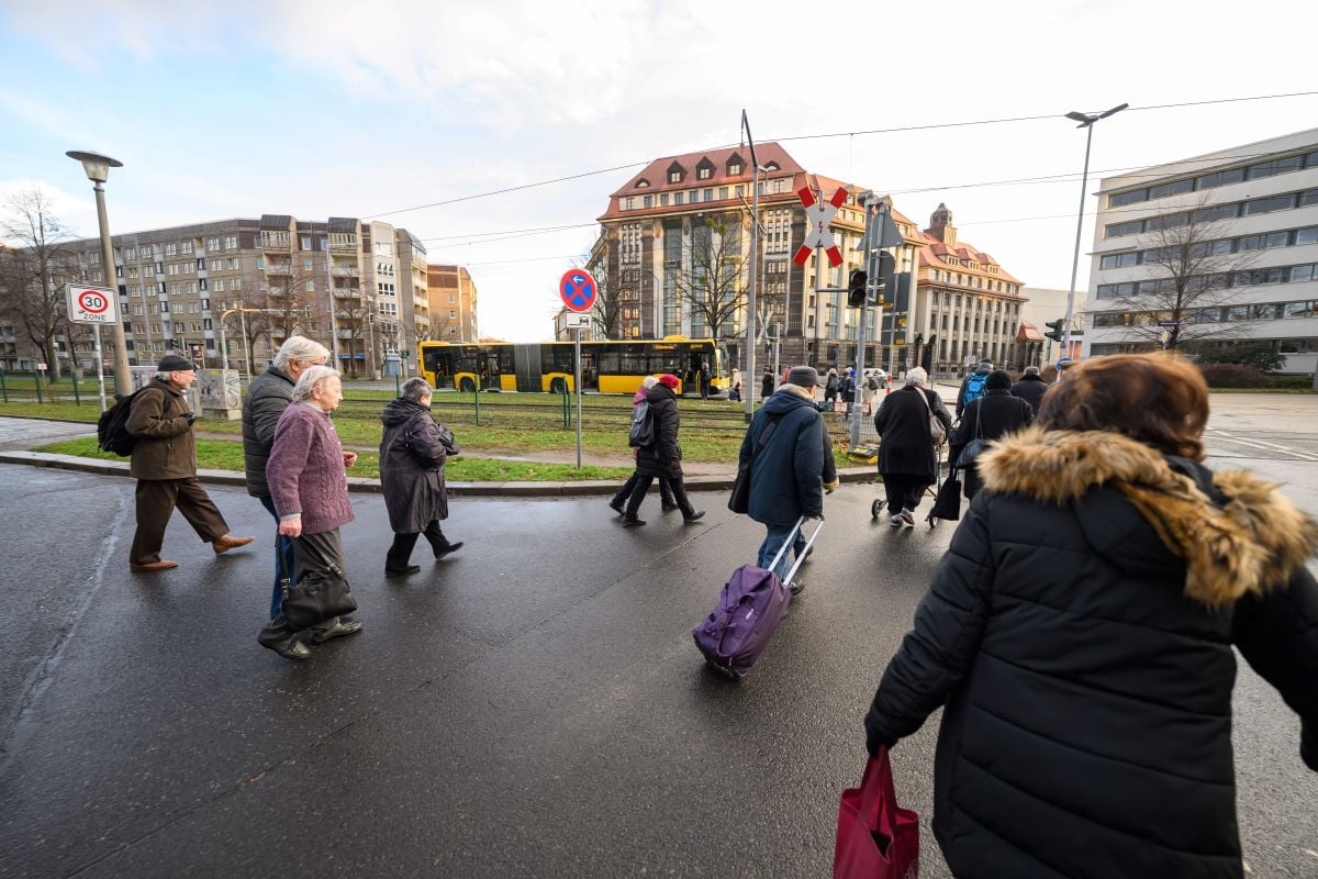 Thousands evacuated in Dresden after WWII bomb discovered