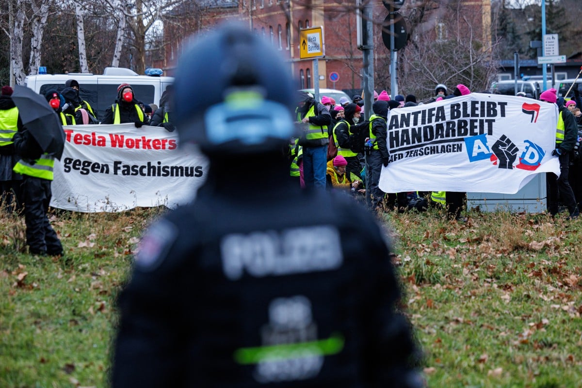 Protests delay start of German far-right party’s key meet