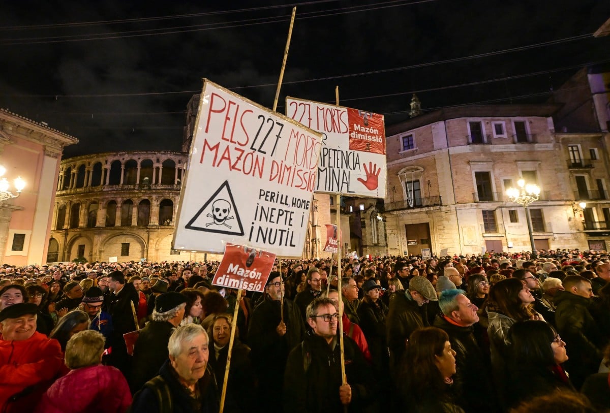 Thousands protest over Spain flood response