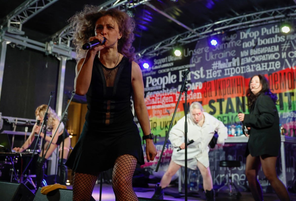 Pussy Riot stages pre-election Berlin show for Ukraine