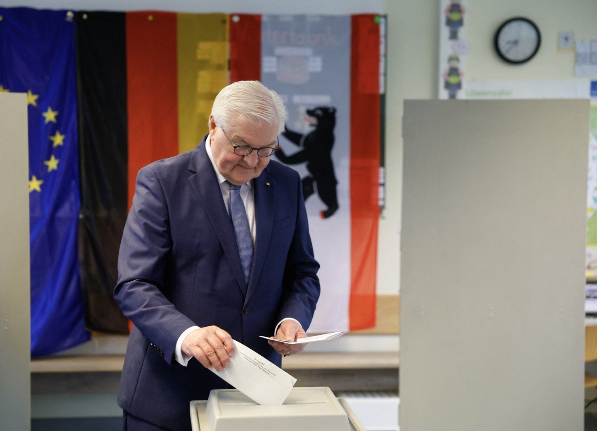 Germans vote under shadow of far-right surge, Trump