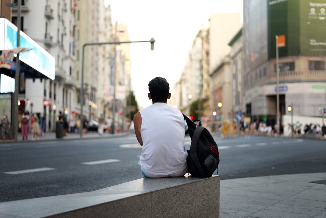 How does Spain's digital nomad visa income requirement compare to others globally?