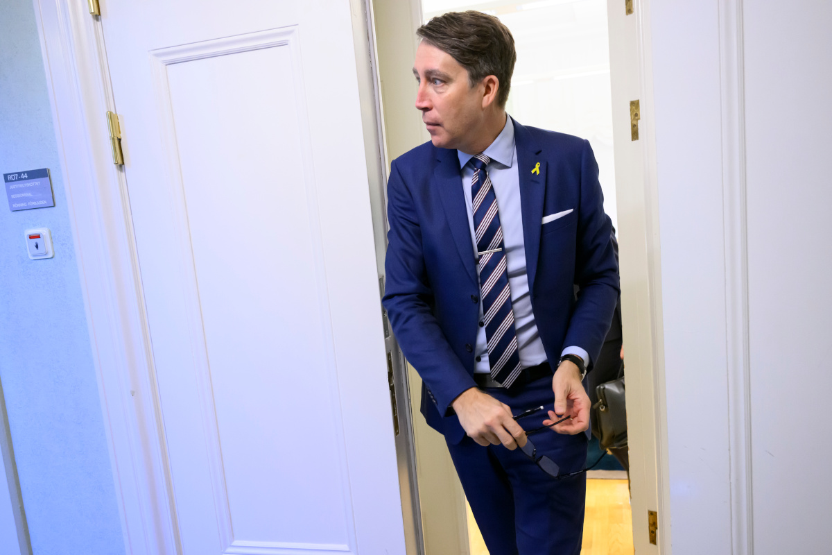 Top Sweden Democrat steps down after party pushes ahead with AR-15 ban