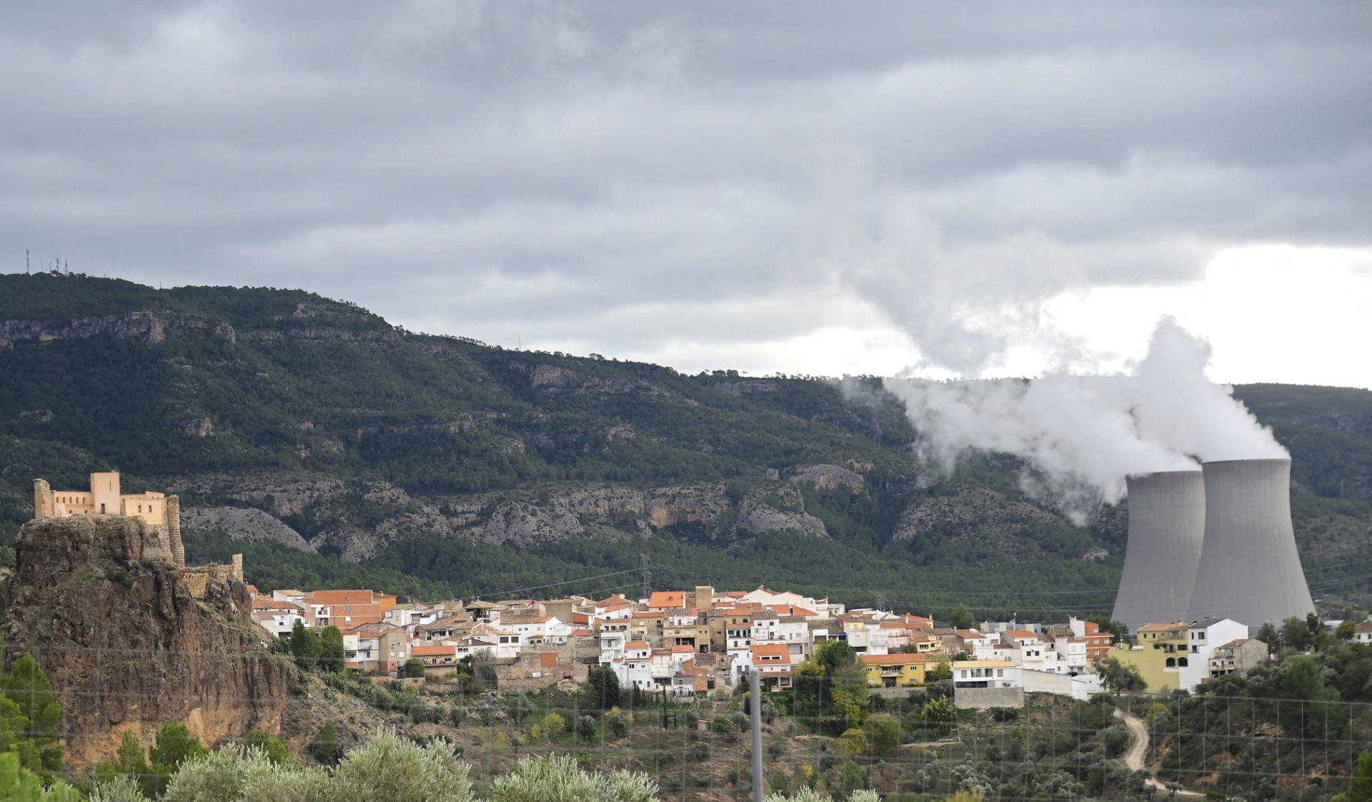 Spain nuclear plants in 'safe' shutdown mode after blackout