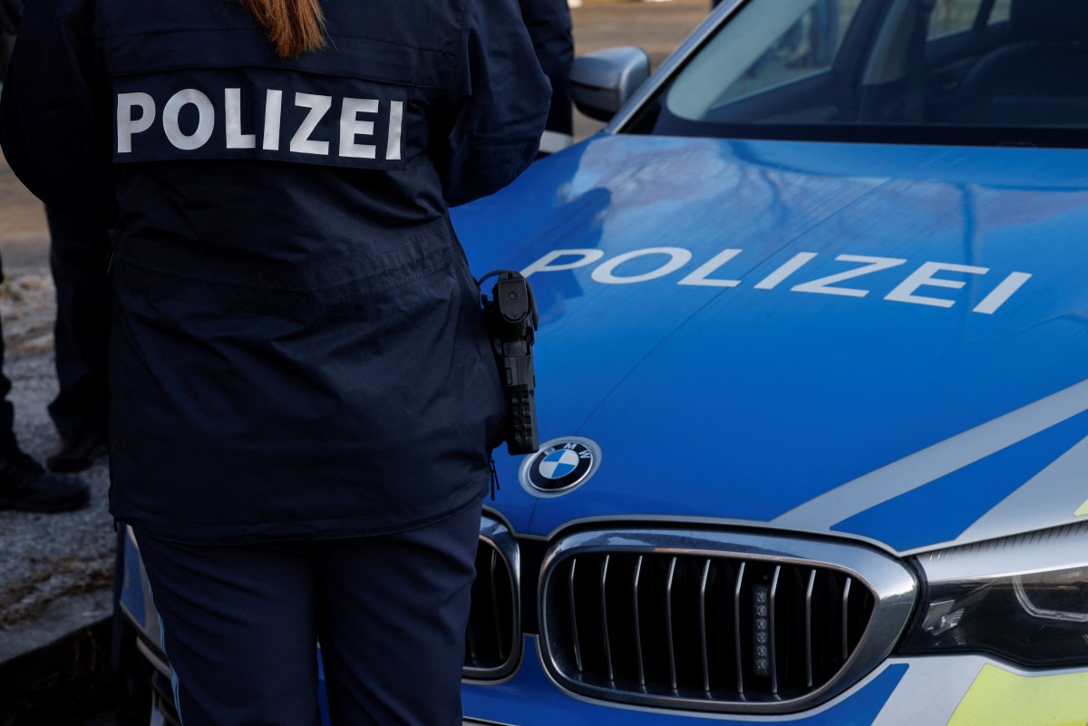 German police launch manhunt after two people shot dead