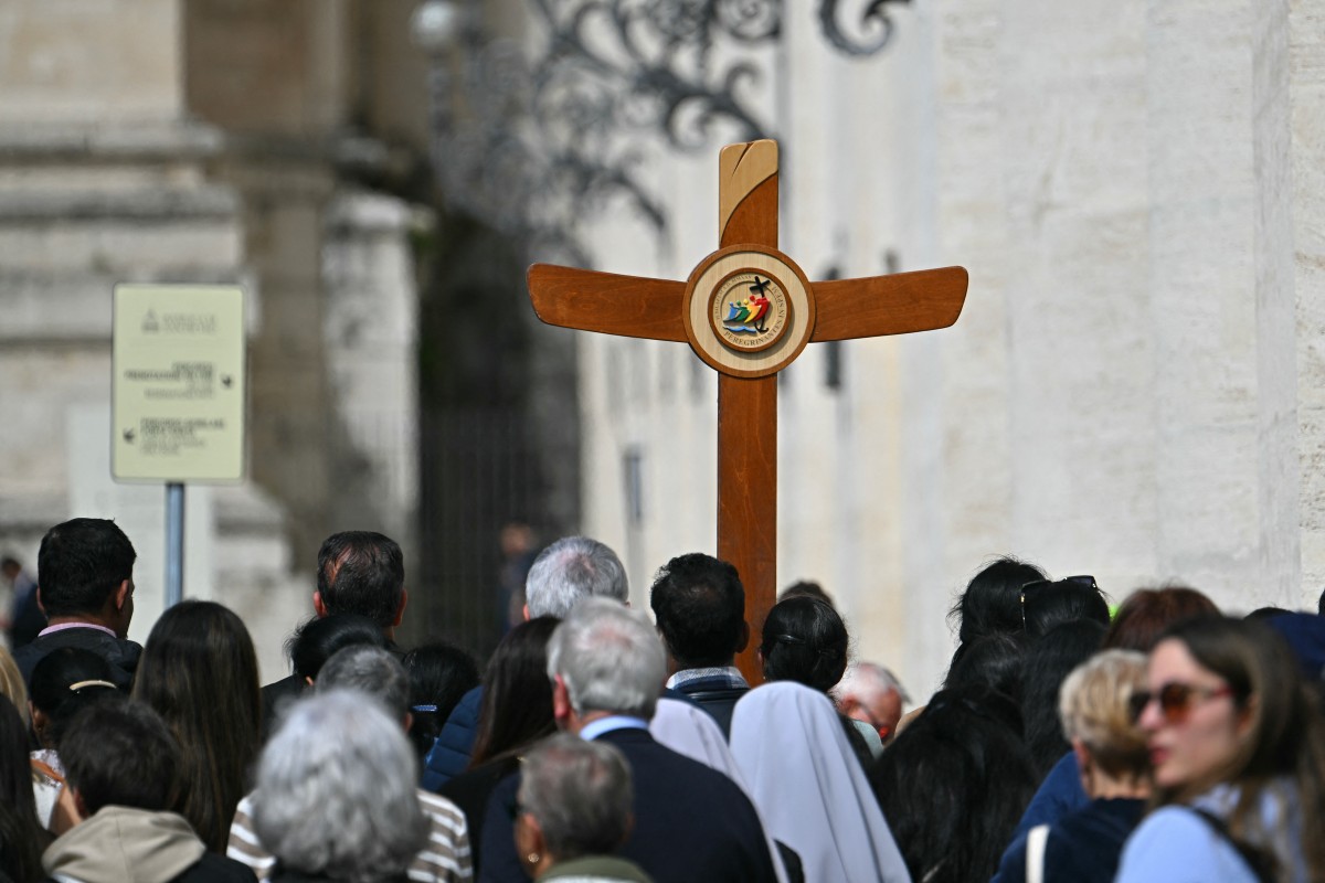 Faithful and pilgrims start to gather at St Peter's square following the death of Pope Francis in the Vatican