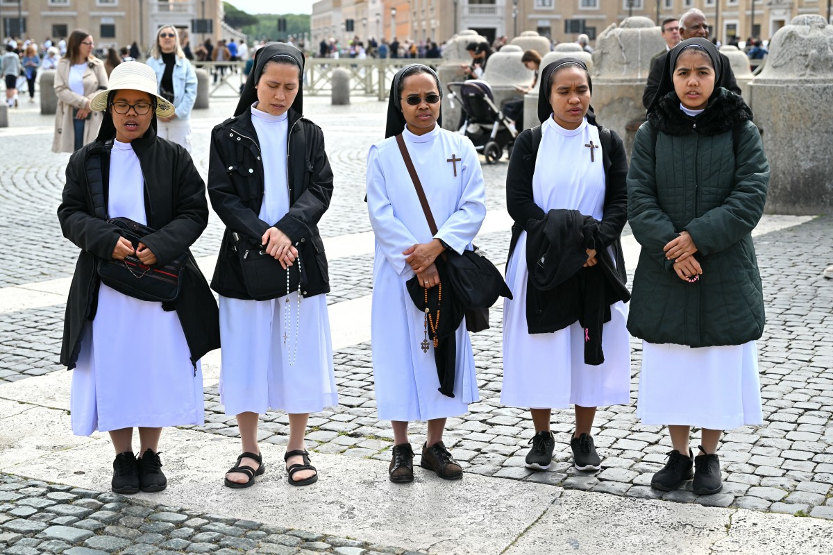 Nuns arrive to pray at St Peter's square following the death of Pope Francis in the Vatican 