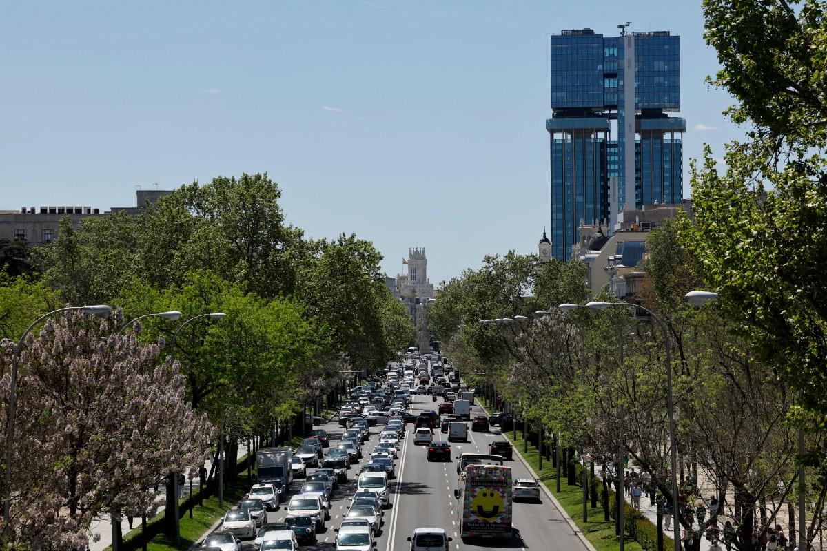 Cars traffic under switched-off traffic lights on Paseo de la Castellana 