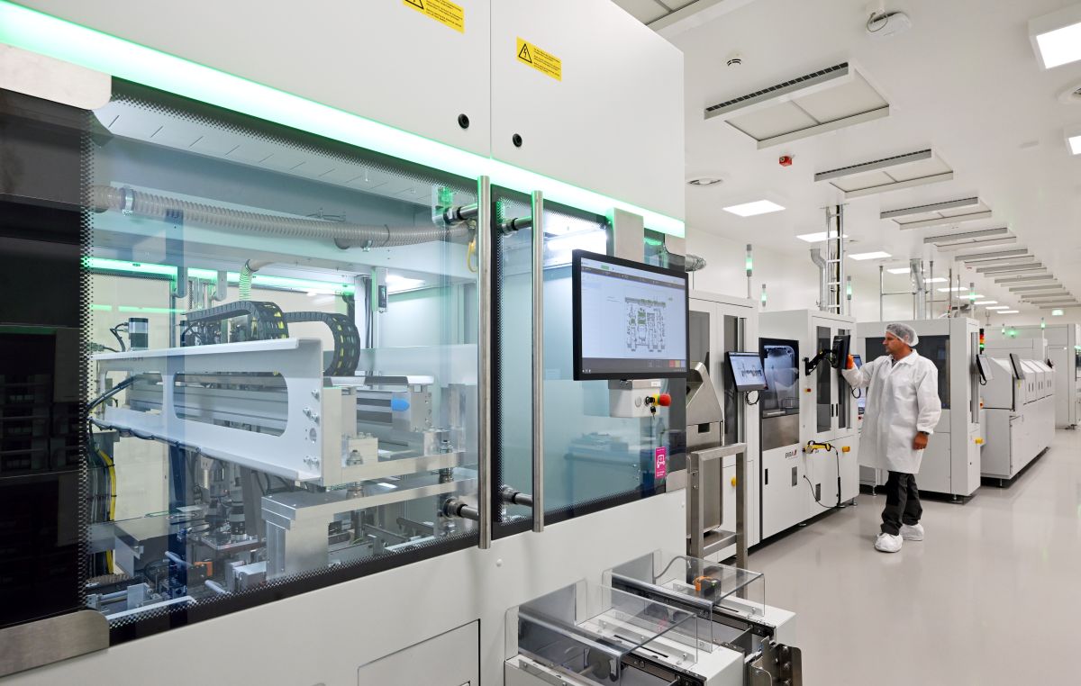 Der Ingenieur arbeitet in einem sterilen weißen Raum mit High-Tech-Instrumenten.