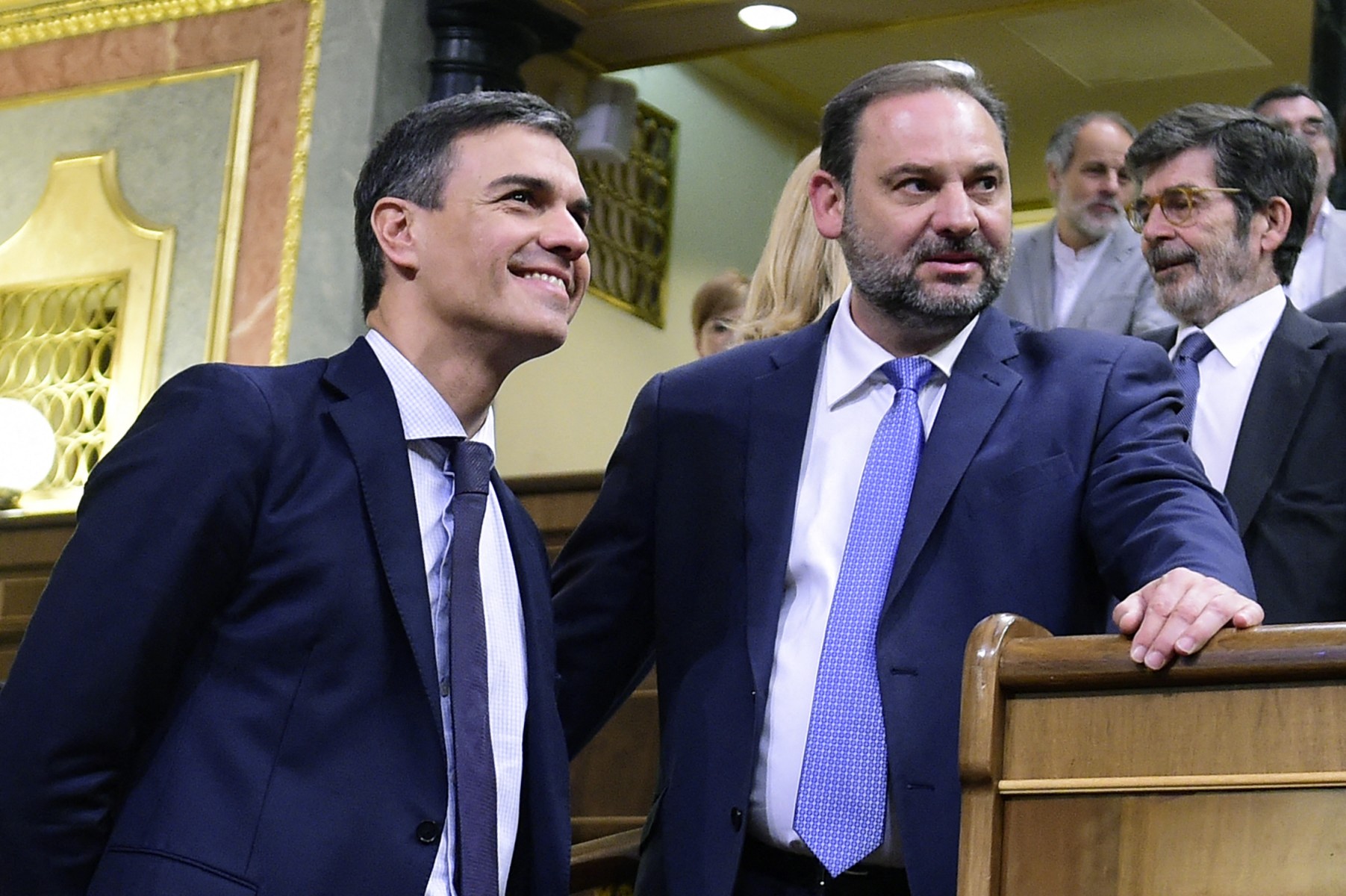 Spanish PM Pedro Sánchez (L) and former Spanish Transport Minister José Luis Ábalos.