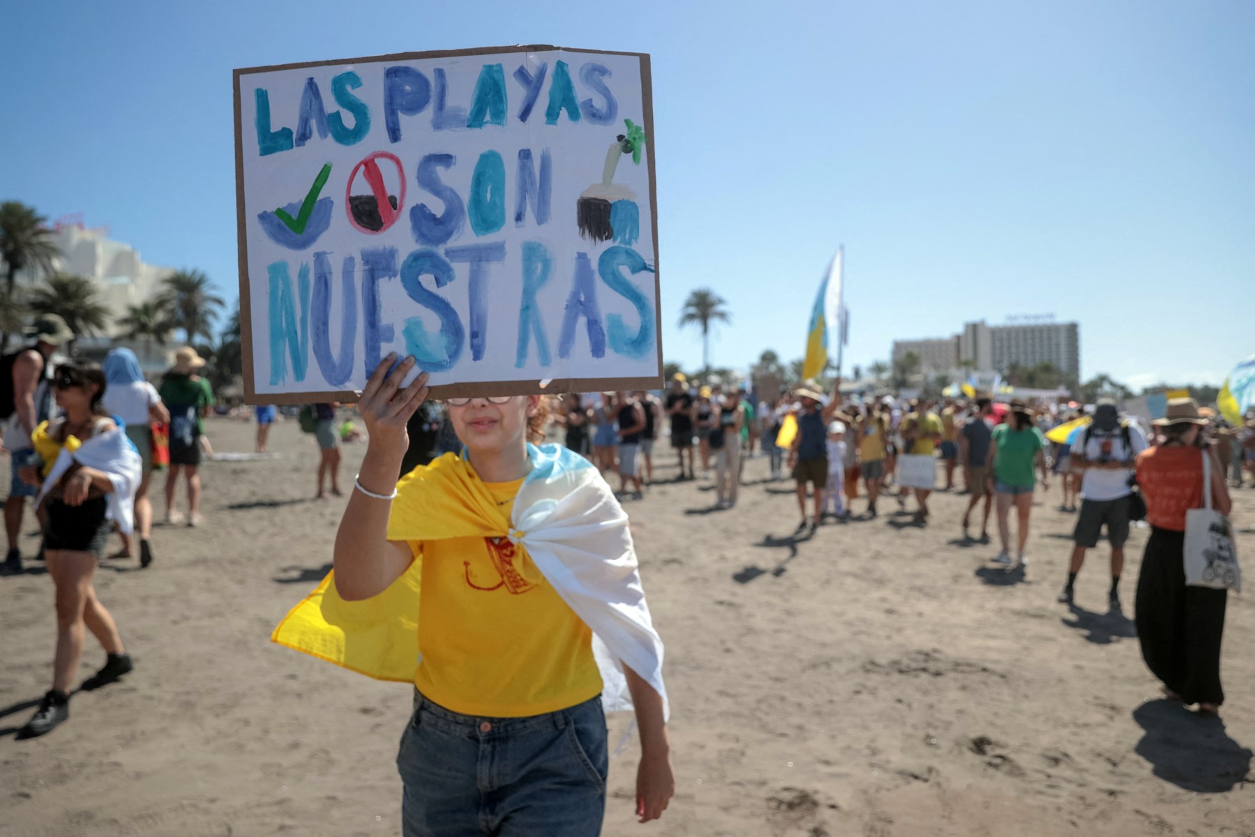 İspanya'nın Tenerife kentinde aşırı turizm gösterisinde bir protestocu.