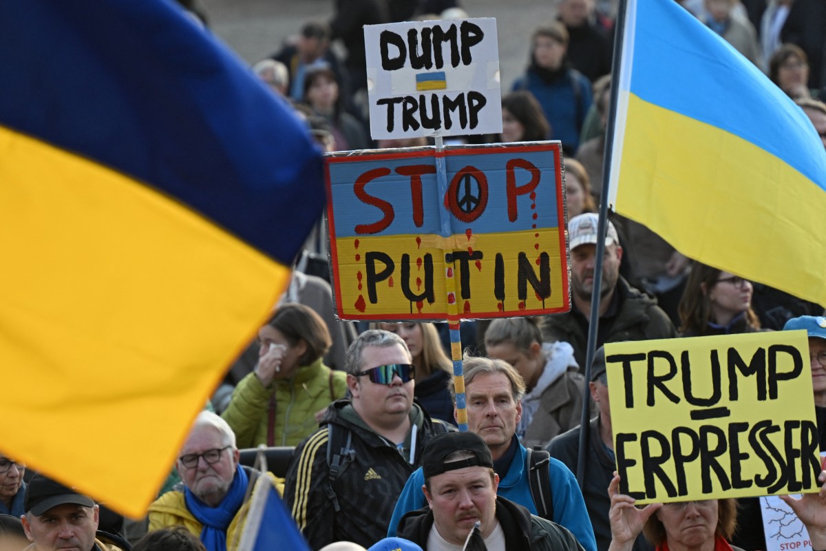 Protestors hold 'Dump Trump' and 'Stop Putin' signs at a rally in Berlin.