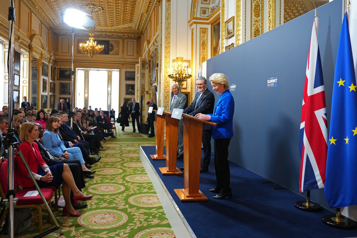 Przewodniczący Rady Europejskiej Antonio Costa, premier Wielkiej Brytanii Keir Starmer i przewodnicząca Komisji Europejskiej Ursula von der Leyen.