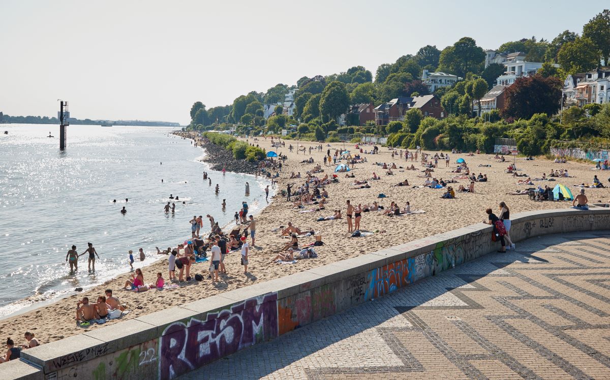People on the beach at Elbstrand von Övelgönne.