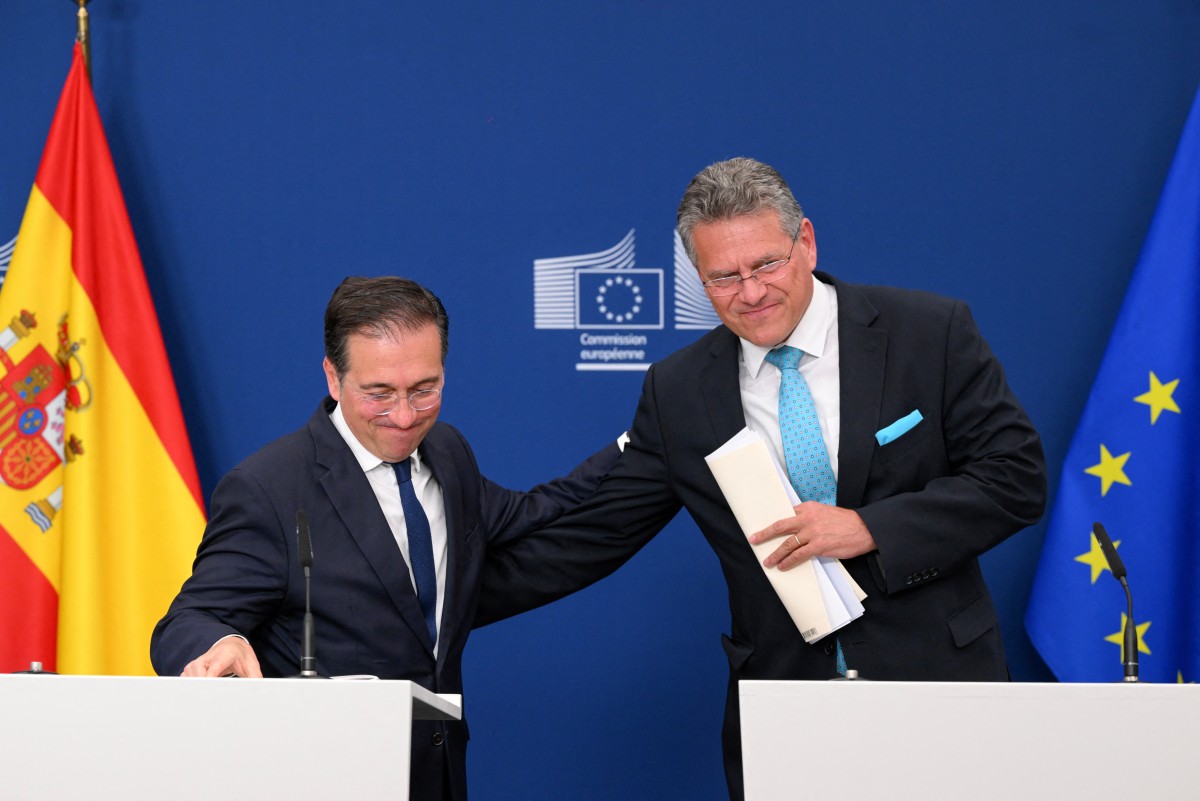 EU Commissioner for Trade and Economic Security, Interinstitutional relations and Transparency Maros Sefcovic (R) and Spanish Foreign Minister José Manuel Albares (L) 