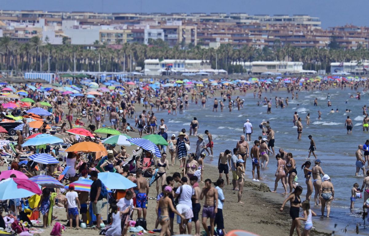 praia em Valência com muita gente