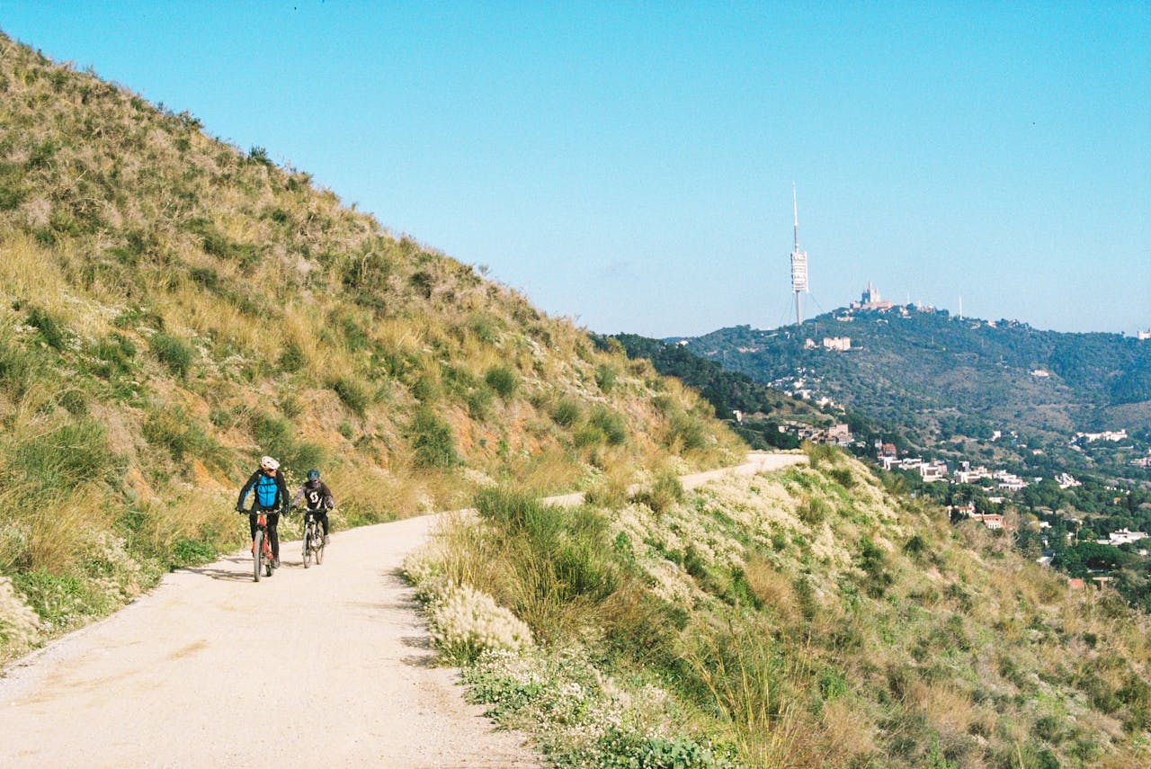 Ciclistas em uma trilha no Parque Natural de Collserola