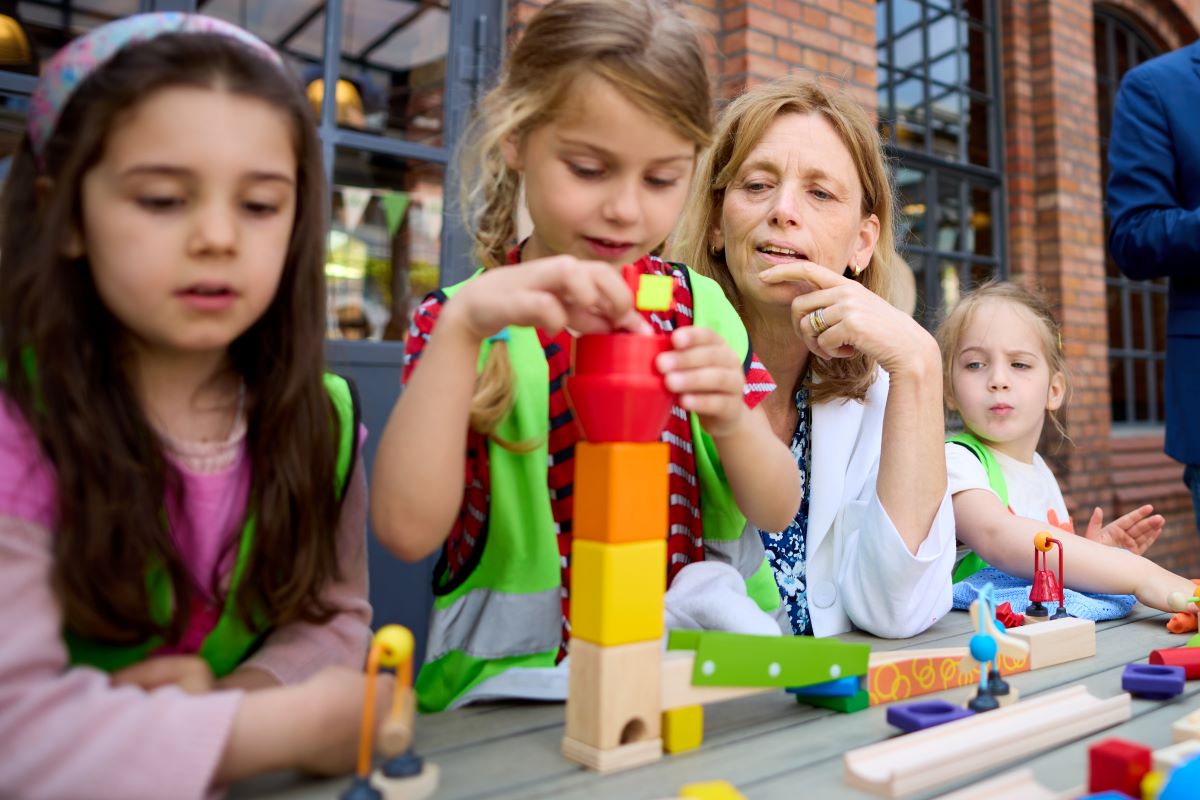 Federal Education Minister Karin Prien with a group of school children.