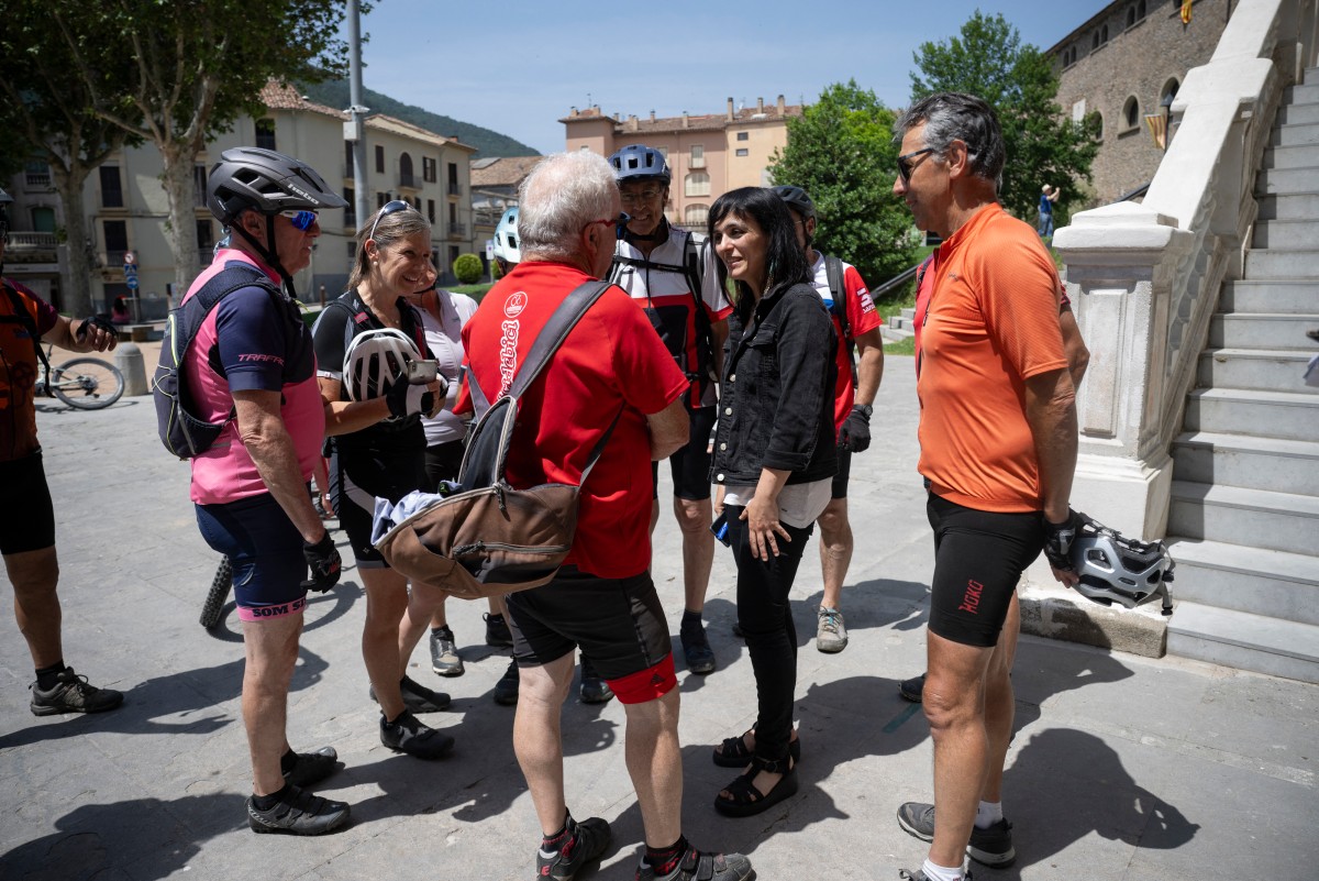 Il sindaco di Ripoll Silvia Orriols con i sostenitori