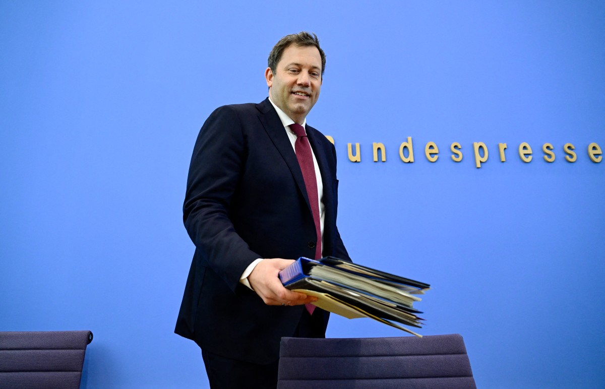 Finanzminister Lars Klingbail gewinnt einen Sitzplatz, um Berlins Haushaltsvorschlag vorzulegen.
